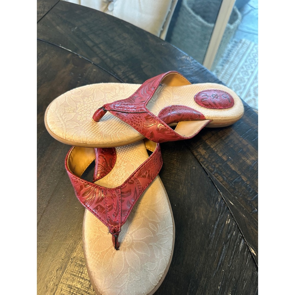b.o.c. Born Concept Red Floral Embossed Thong Sandals Womens 8M Z10705